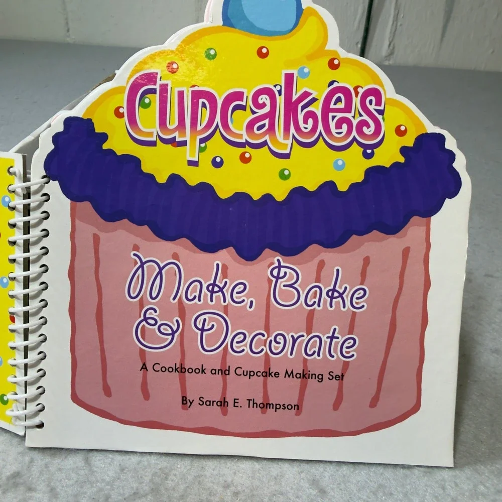 Cupcakes Make Bake & Decorate Cookbook Sarah E‎ Thompson Flying Frog 2007 Spiral